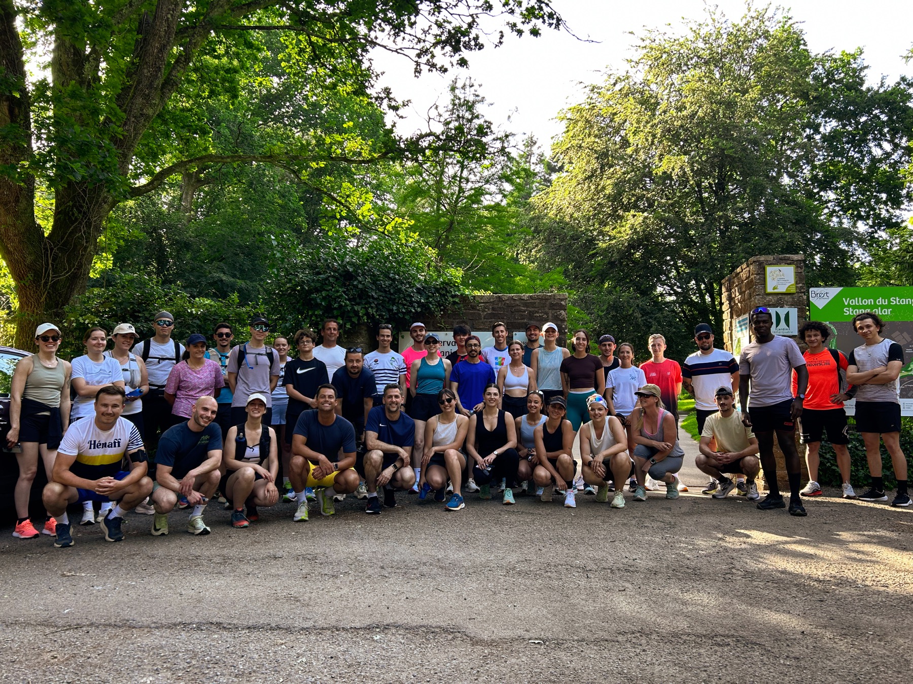 Participants du Brest Running Club réunis dans un parc brestois