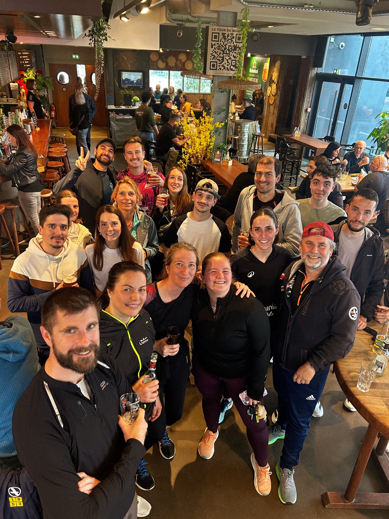 Participants du Brest Running Club réunis autour d'un verre après un run